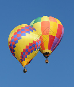 两个多彩的热气球背景图片