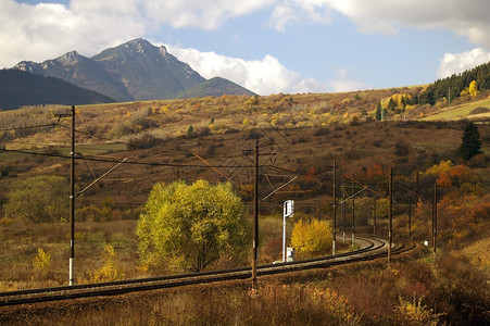 在斯洛伐克利普托夫地区远处的铁路是称为高清图片