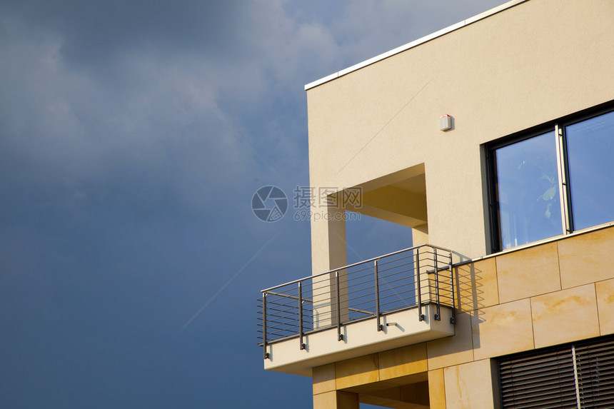 雨中乌云密布的现代公寓阳台图片