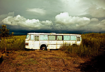 破旧的公共汽车和即将来临的暴风雨图片