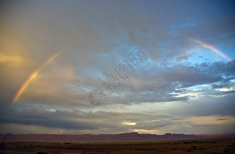 在大峡谷附近有彩虹的日落时空飞图片