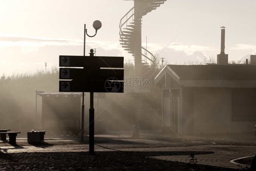 废弃的城镇街道日落时有薄雾和阳光图片