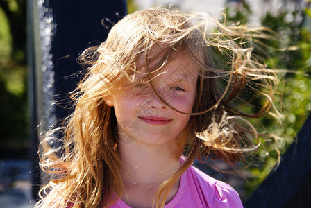 风吹乱了八岁少女的头发图片
