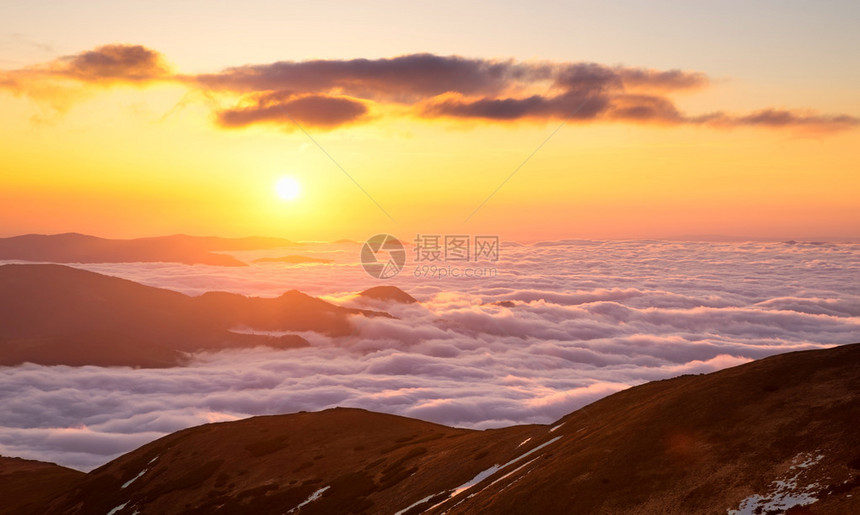 日出时的山和云自然夏季景观图片