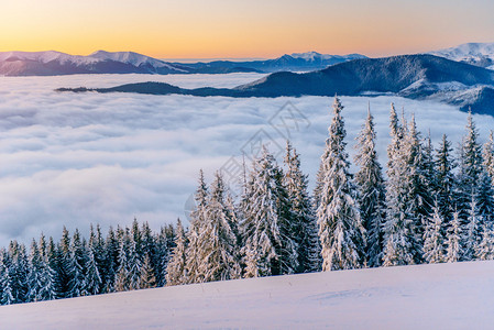 冬季山区的雾般的日落图片