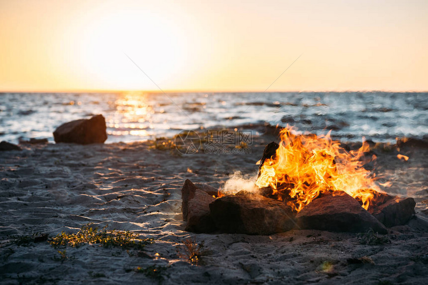 夏季在日落时沙滩上的沙滩椅图片