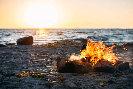 夏季在日落时沙滩上的沙滩椅背景图片