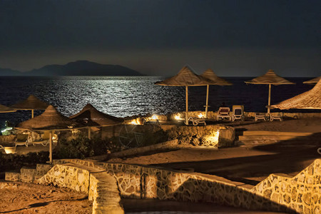 晚上深夜海滩的旅馆沙滩图片