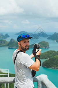 英俊男子在泰国高三井KoSamui的AngThong公园拍摄海中岛屿图片