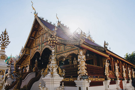 在泰国清迈的古老庙宇上建有雕图片