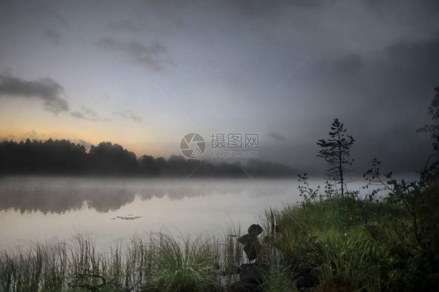 瑞典乡村湖边雾蒙的早晨图片