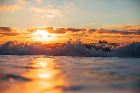 日出在海面图片