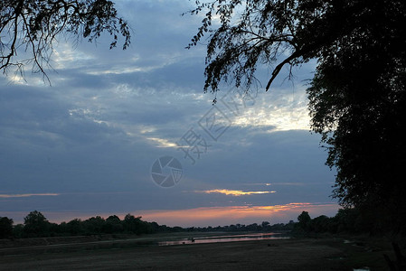 赞比亚南卢安瓜河上的日落图片