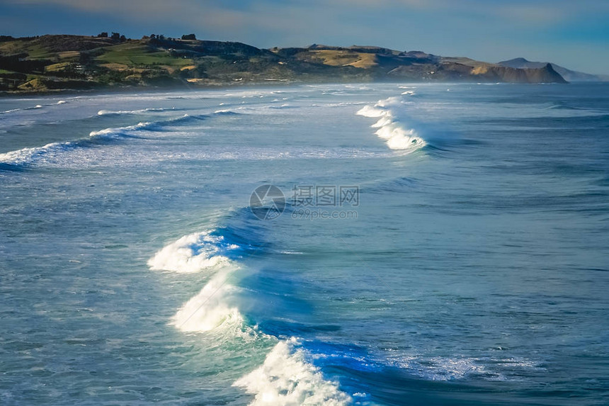 新西兰南岛美丽海岸线上的沙滩上波涛汹涌图片