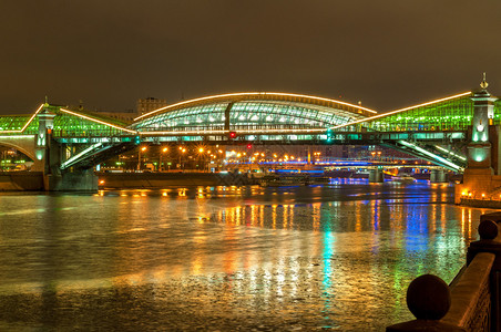 晚上在莫斯科的波格丹赫梅利尼茨基桥横跨莫斯科河的美图片