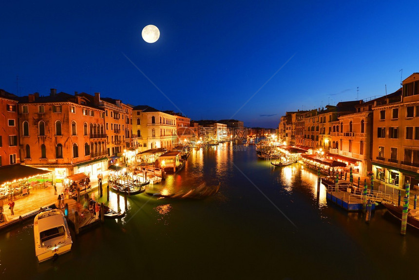 晚上的运河威尼斯意大利图片