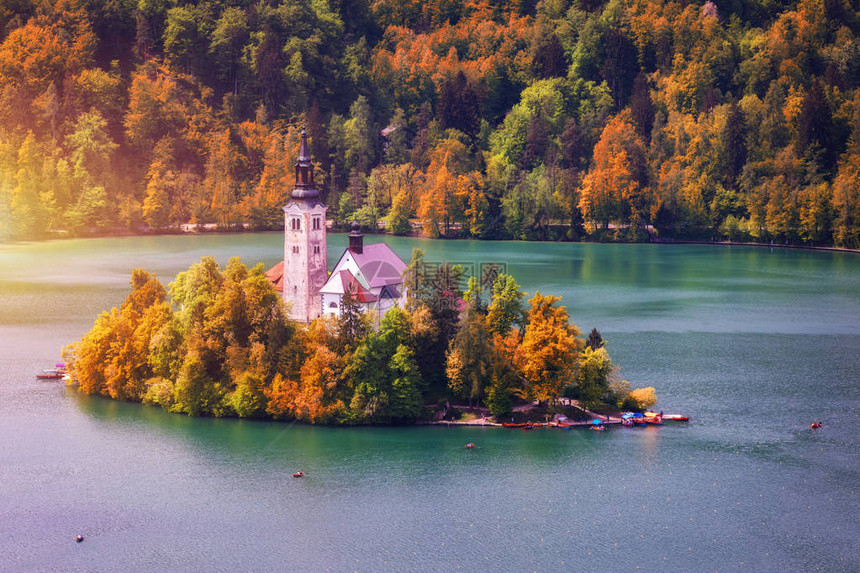 布莱德湖的秋景与圣母升天朝圣教堂图片