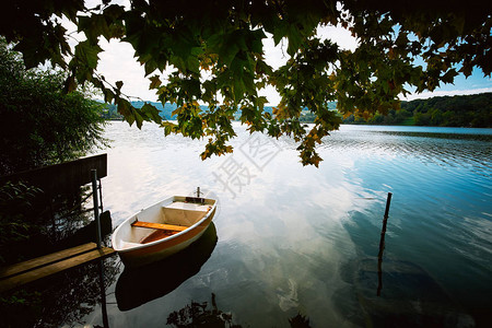 宁静的湖泊船只和码头图片