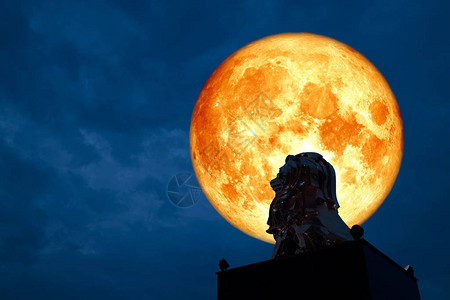 红色血月背着圆周狮子状态夜空图片