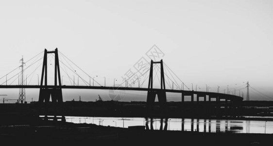 葡萄牙FigueiradaFoz附近大型悬浮混凝土桥黑背景图片