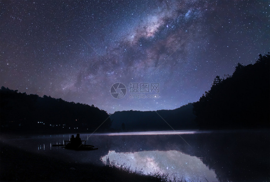 湖面上的银河和一条小船图片