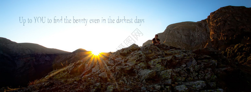 未知的灵感引文背景山日落和人站在上面的感动文图片