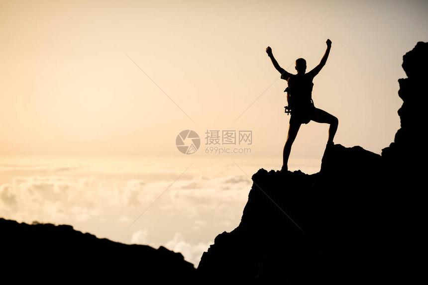 男子成功地在山上徒步攀登剪影图片