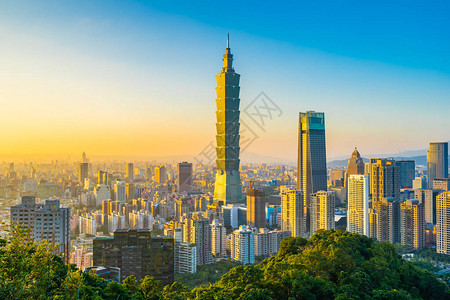 日落时的台北101建筑大楼图片