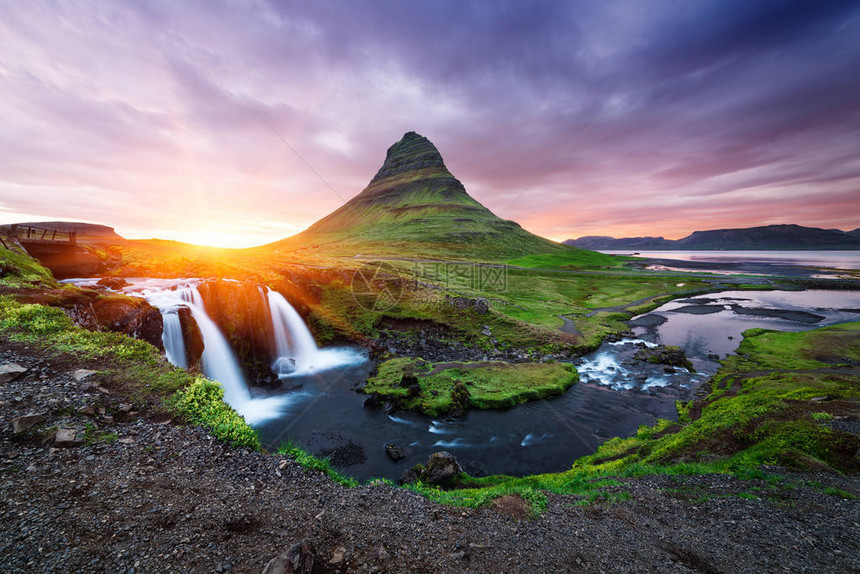 Kirkjufellsfoss瀑布和Kirkjufell山Grundarfjordur市附近的著名旅游景点令人惊图片