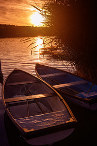 夏天孤独的小船上的日落图片
