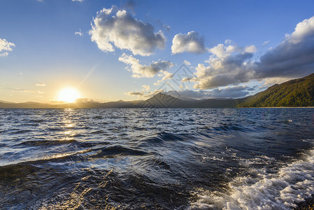 日本北海道日落时的支笏湖图片