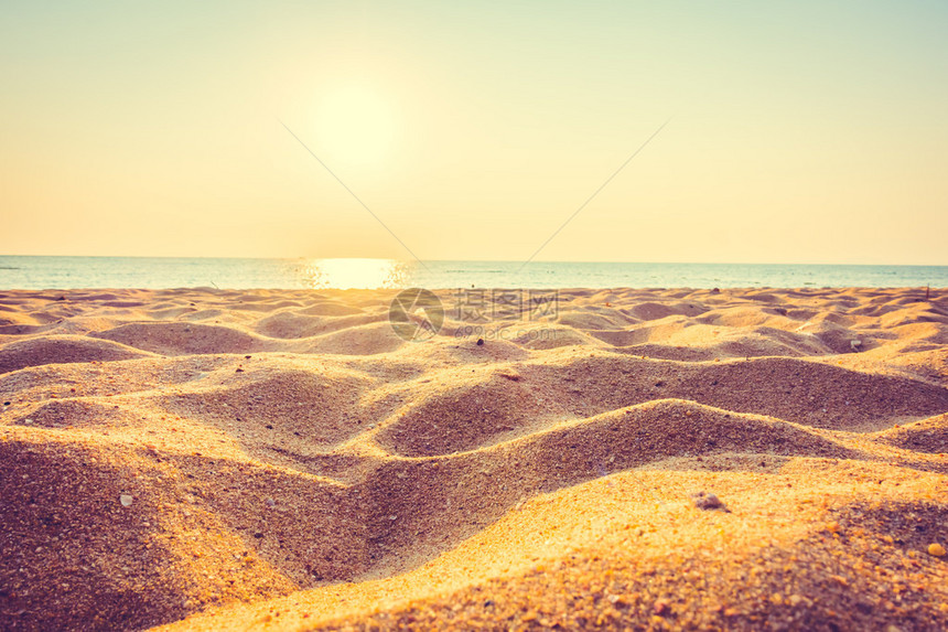 日落时美丽的沙滩和大海图片