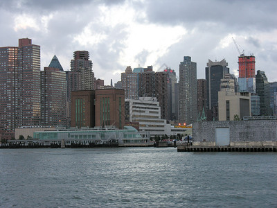 从纽约市的渡船上欣赏曼哈顿天际线和摩天大楼的美丽全景图片
