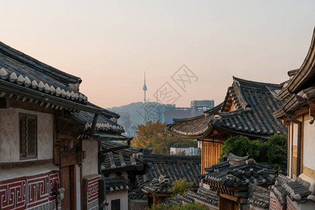 韩国传统风格建筑位于南韩首尔北首尔塔的Bukchon图片