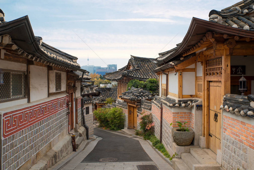 韩国传统风格建筑位于南韩首尔北首尔塔的Bukchon图片