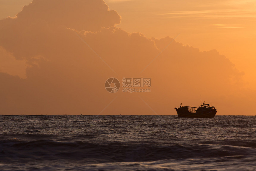 海洋的风景海上的海上渔船清晨图片