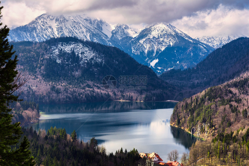 德国夏日阿尔卑斯山和湖泊从纽施旺斯坦城堡图片
