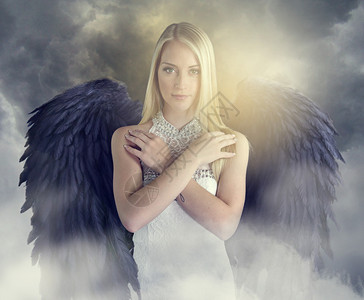 美丽的天使有黑色的翅膀图片