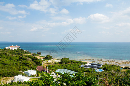 蓝天和大海的冲绳村图片
