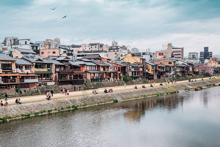 日本京都河边的街道图片