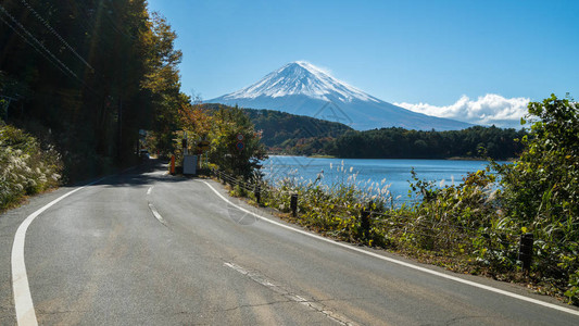 日本富士山和河口湖的高速公路边日本的公图片