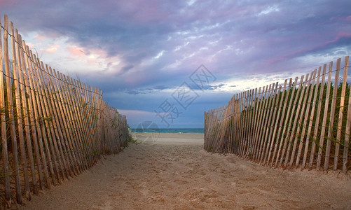 日出或日落时沙滩图片