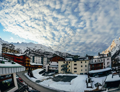 雪山中美丽的奥地利小镇图片