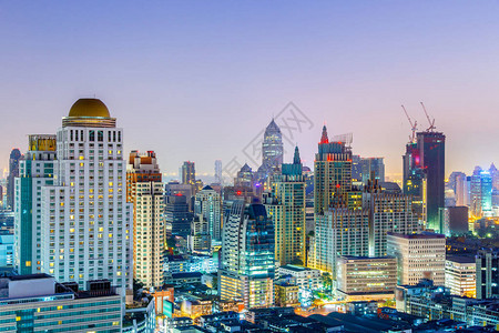 曼谷城市景观黄昏时分高楼的商业区高清图片