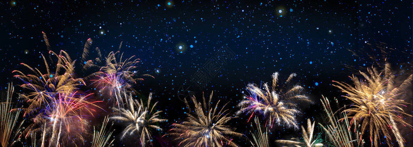 夜空中五颜六色的烟花新年背景图片