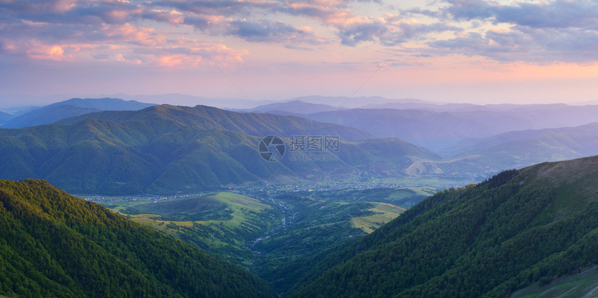 从山上到山谷到村庄的景色美丽的夜晚全景图片