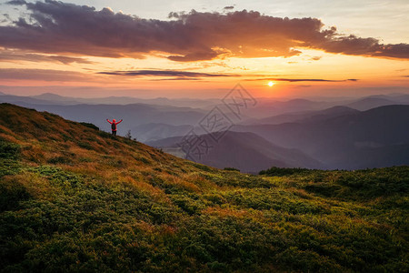 喀尔巴阡山的天空在夏季日落时景令人吃惊图片