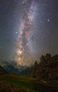 银河系星空在山上图片