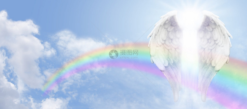 天使翼在宽阔的蓝天空上飞翔的云底背景彩图片