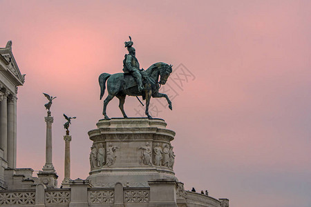 维托里奥埃马努埃莱二世骑马雕像图片
